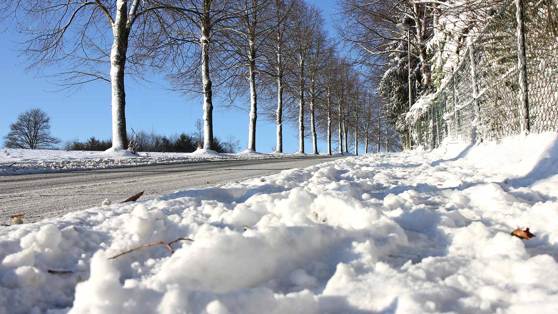 3 Reasons to Schedule a Snow Removal Service for Your Residential Property